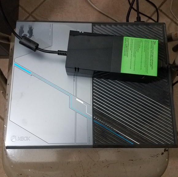 XBOX ONE S 1TB Limited Edition Halo 5 Console. - Picture 2 of 5